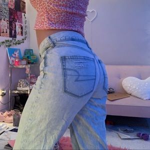 american eagle distressed light wash mom jeans